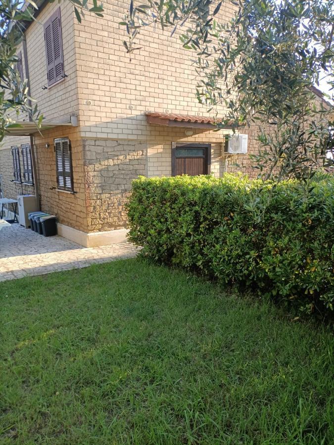 Villa Giuliana Stanze Con Bagno Interno In Villa A 350 Mt Spiaggia Libera Lido Delle Sirene Anzio Exterior photo